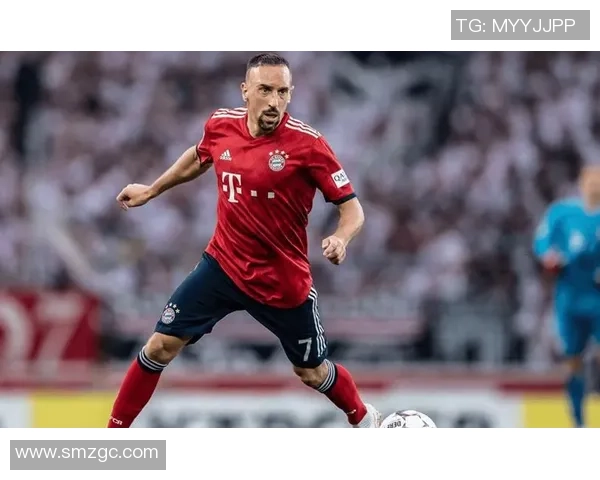 球星展现炫酷花式颠球技巧尽显足球艺术与运动魅力